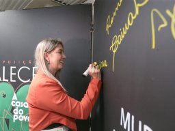 Deputada Larissa Gaspar assinando no Mural de Assinaturas